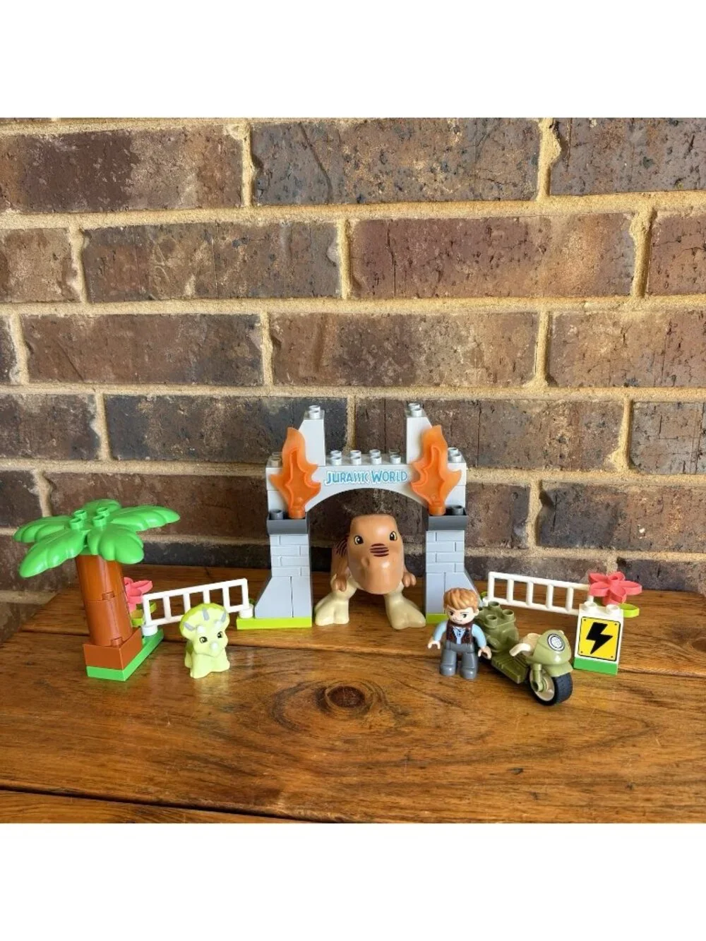 Lego Duplo 10939 Jurassic World T. Rex and Triceratops Dinosaur Breakout
